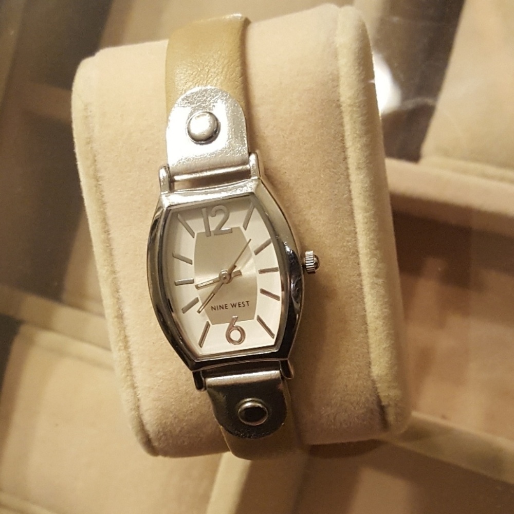 GUC...💓 Nine West watch.